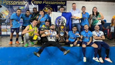 O prefeito César Augusto Périgo faz a entrega da premiação aos Campeões da 23ª Copa Passarinho de Futsal